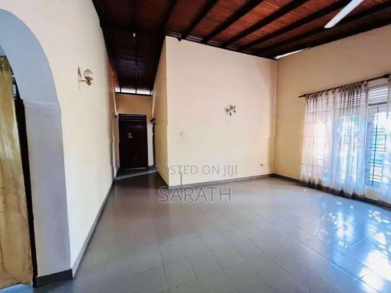 අතුරුගිරියේ දෙමහල් නිවසක් විකිණීමට ඇත