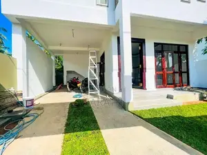 Luxurious New House In Athurugiriya
