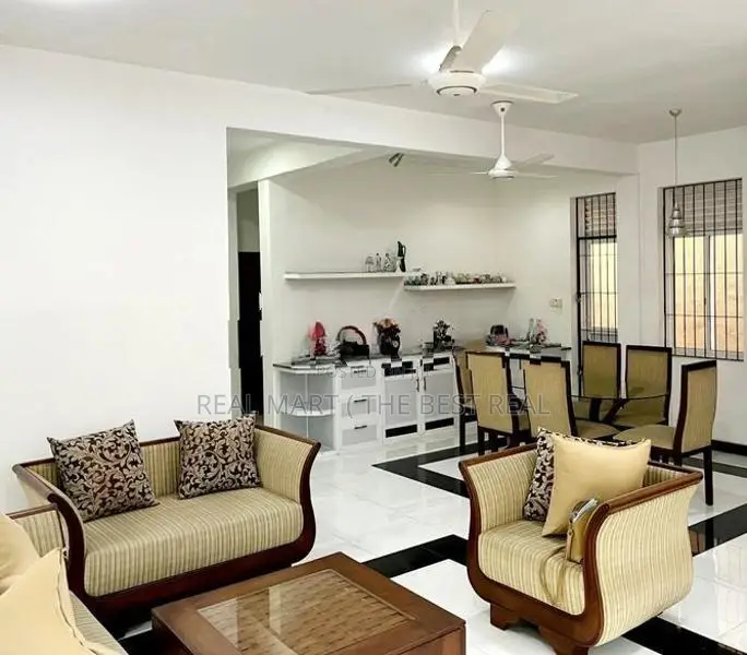 Baththaramulla : B/N, 9BR (15P) Luxury House for Sale