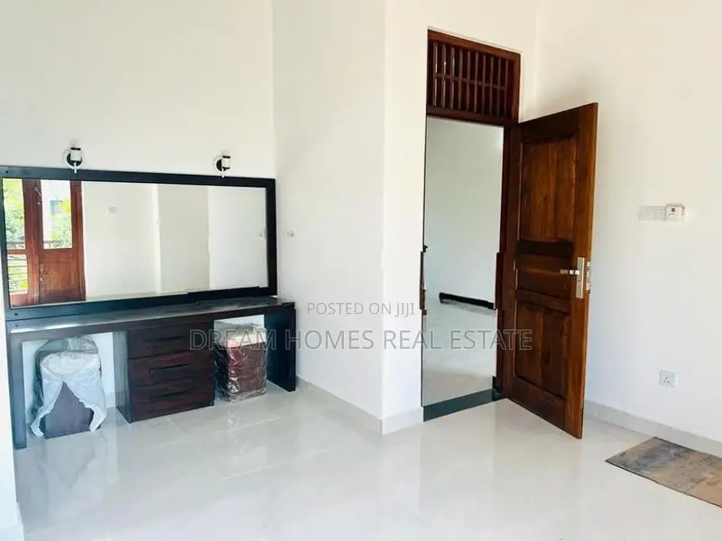 Luxury House For Sale in Hokandara rd, Thalawathugoda