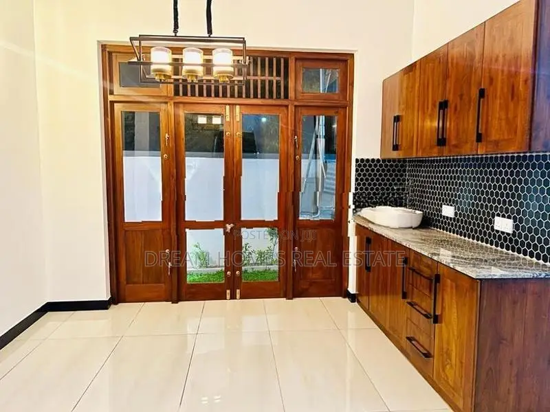 Luxury 2 Story House for Sale in Thalawathugoda