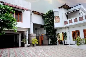 Kandy : 14 A/C BR (85p) Hotel for sale Infront of Lake Round