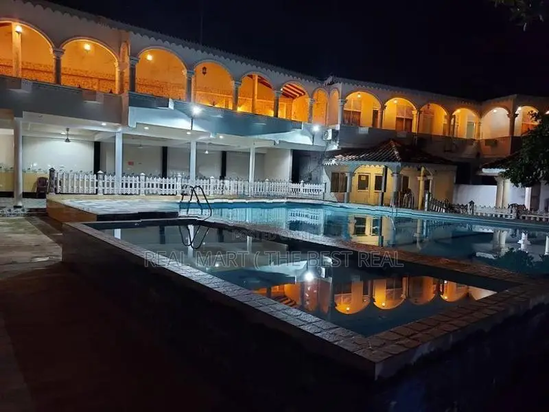 Ja-Ela : 15 A/C Bedrooms (110 Perch )Tourist Hotel for Sale