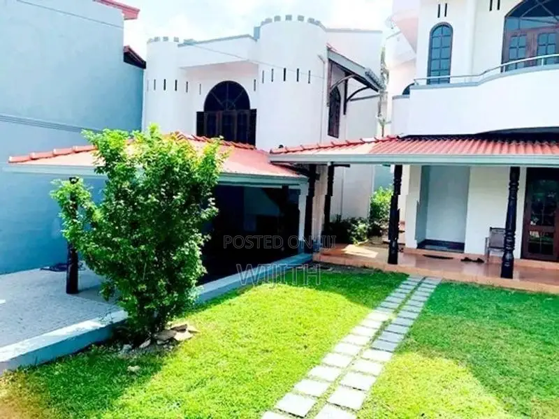 Super Three Storey House for Sale in Battharamulla