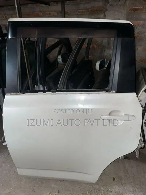 Toyota Ractis 4 Door Panel
