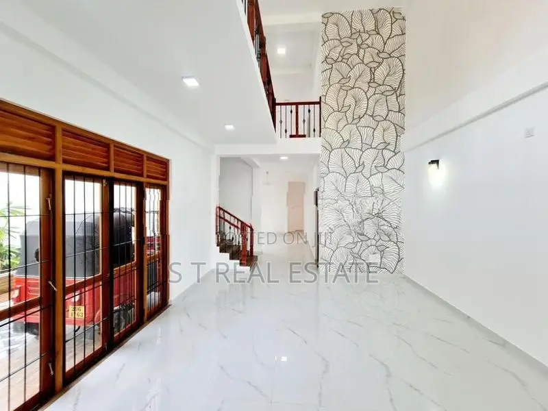 05BR Luxury 3 Story House For Sale In Piliyandala