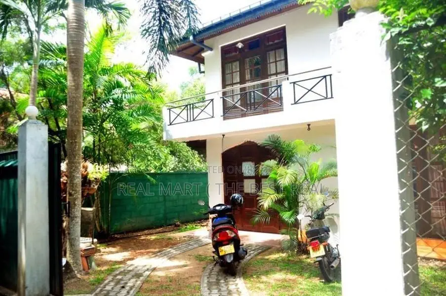 Gampaha : 5BR (27.5P) Luxury House for Sale in Asgiriya