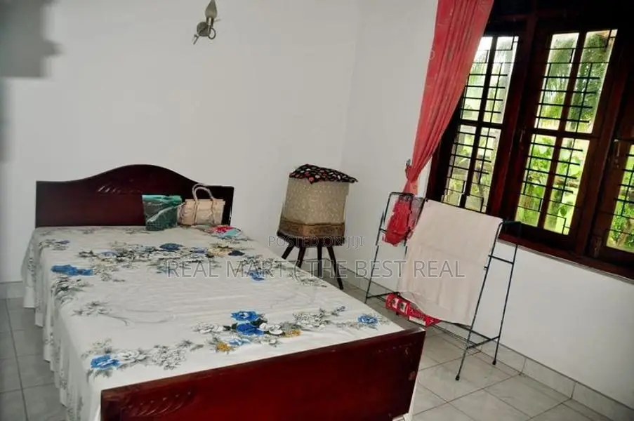 Gampaha : 5BR (27.5P) Luxury House for Sale in Asgiriya