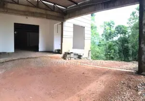රත්නපුර : අක්කර 5 ක අඩක් නිමකළ උත්සව ශාලාවක් විකිණීමට ඇත.