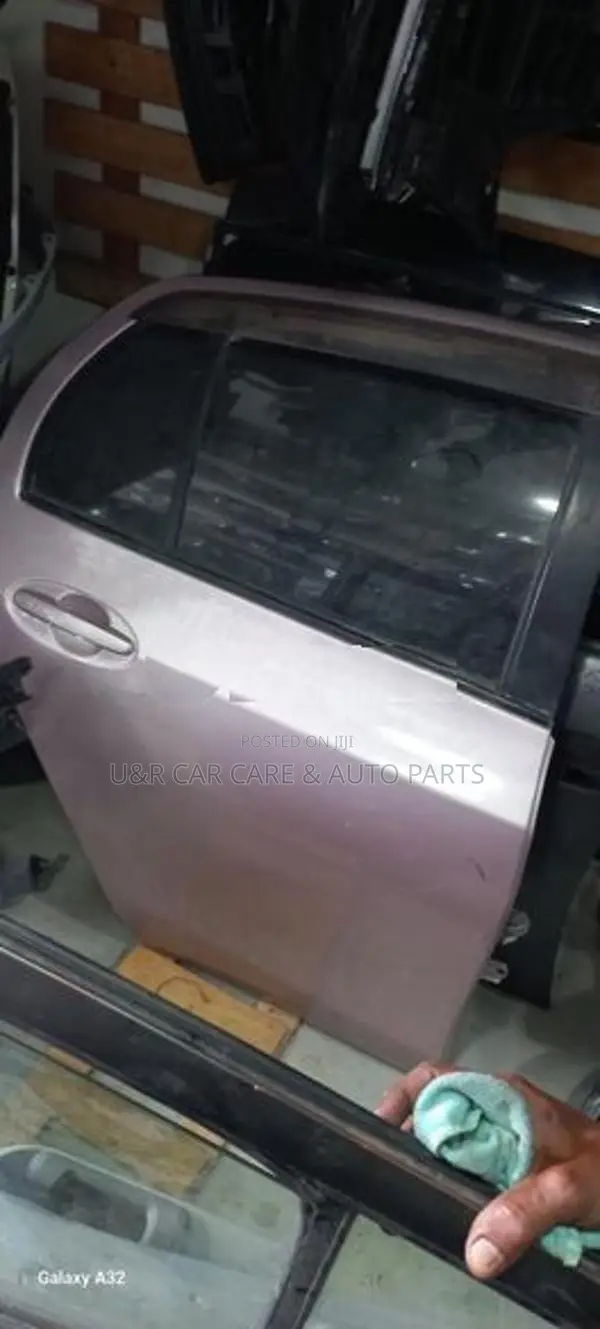 Toyota Vitz Ksp90 Door Complete