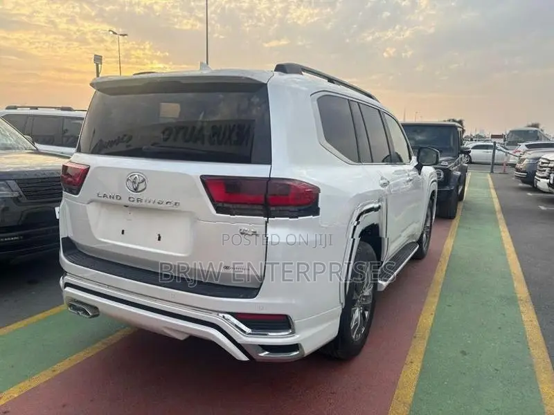 Toyota Land Cruiser Sahara LC300 2024