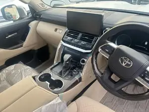 Toyota Land Cruiser Sahara LC300 2024