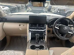 Toyota Land Cruiser Sahara LC300 2024