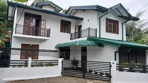 Gampaha : 3BR (7P) Luxury House for Sale