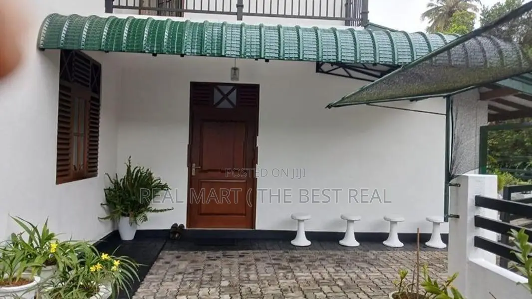 Gampaha : 3BR (7P) Luxury House for Sale