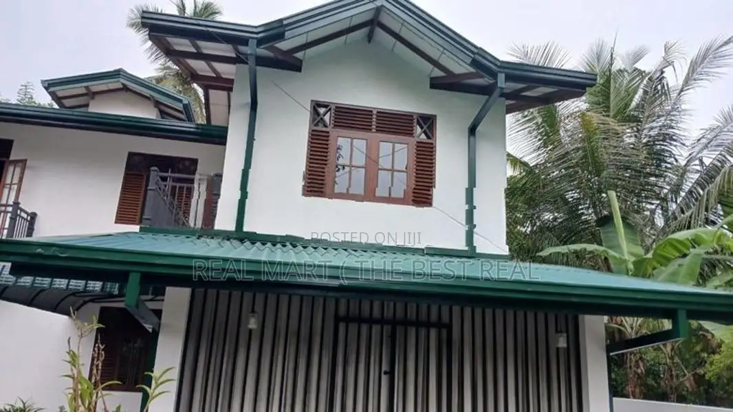 Gampaha : 3BR (7P) Luxury House for Sale