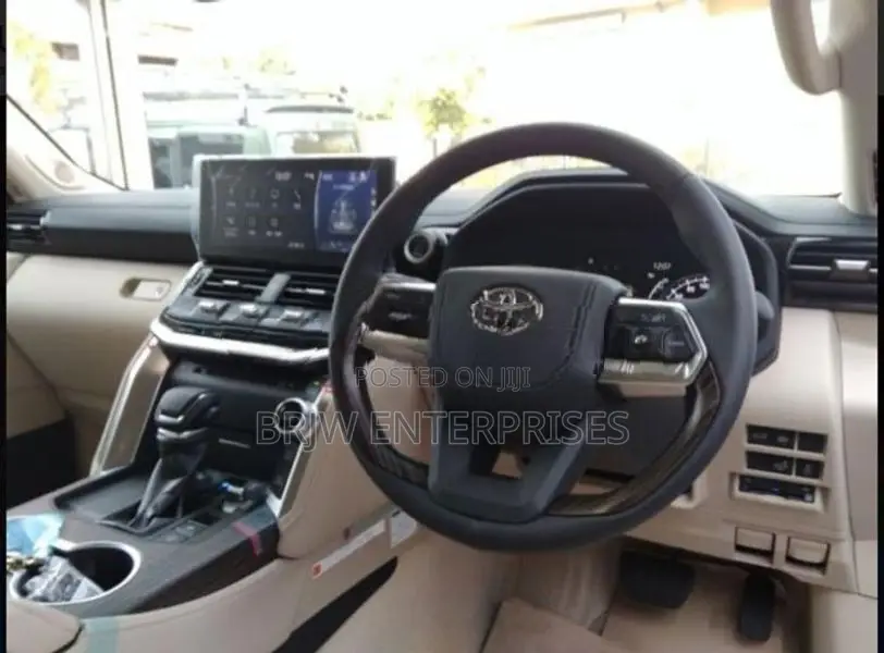 Toyota Land Cruiser Sahara LC300 VX 2024