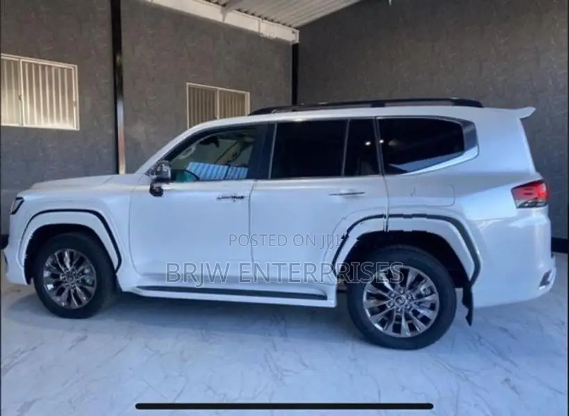 Toyota Land Cruiser Sahara LC300 VX 2024