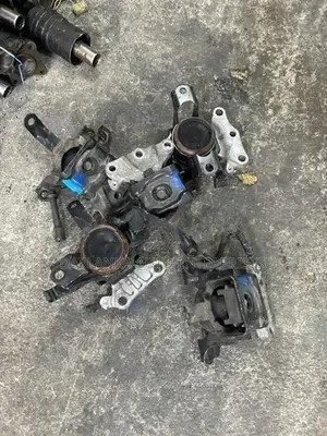 Suzuki Wagon R 44s Engine mount