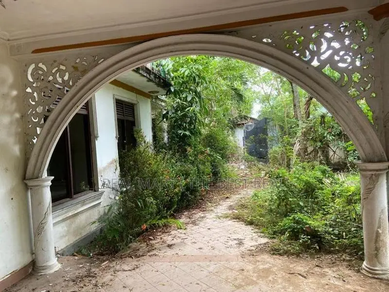 Kolonnawa Town : 9BR (41 Perch) House for Sale near Main Road