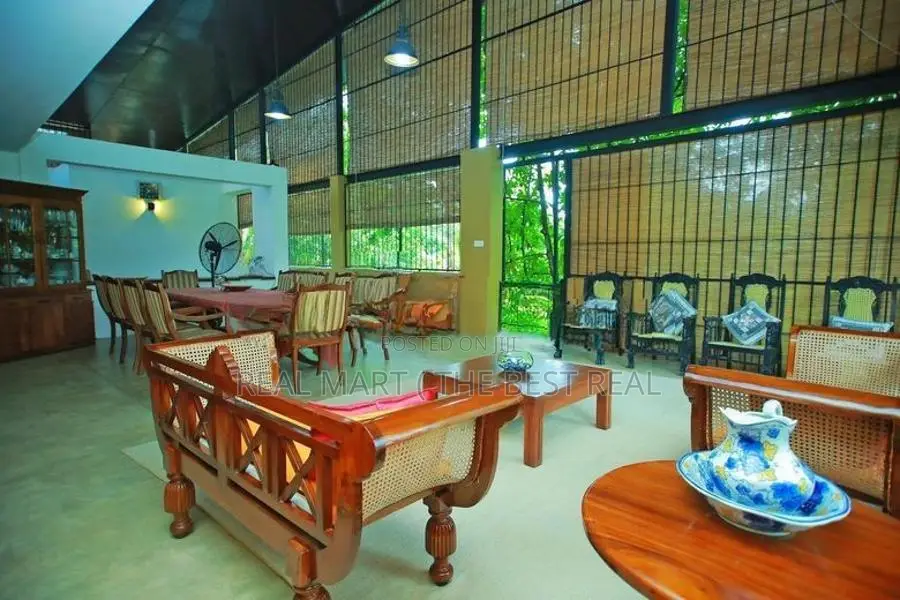 Minuwangoda : 3BR (145 Perch) Luxury Hotel for Sale