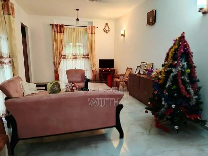 ගඩොල්වලින් පදිංචියට සෑදු මහල් 3 නිවසක් විකිනිමට තලවතුගොඩ.