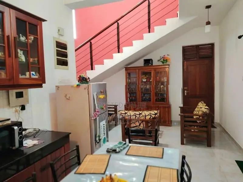 ගඩොල්වලින් පදිංචියට සෑදු මහල් 3 නිවසක් විකිනිමට තලවතුගොඩ.