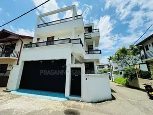 අති සුඛෝපභෝගී අලංකාර නවීනතම සුවිසල් දෙමහල් නිවස piliyandala town
