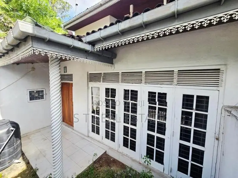 7P Residential Land with House for Sale in Nawala