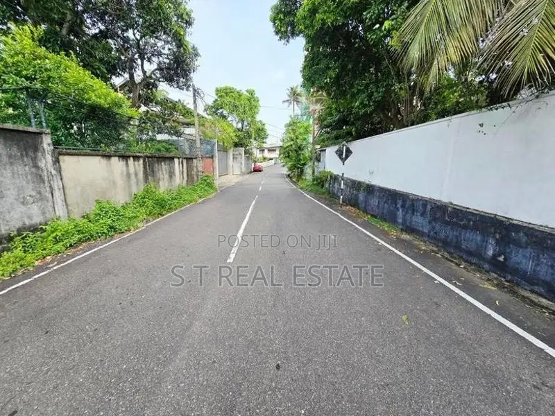 7P Residential Land with House for Sale in Nawala