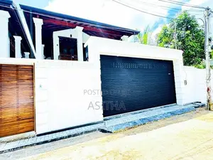 සම්පූර්න ගඩොලින් සහ තේක්ක නැදුන් කුබුක් දැව යෙදු අනර්ඝ නිවසක් පිලියන්ද