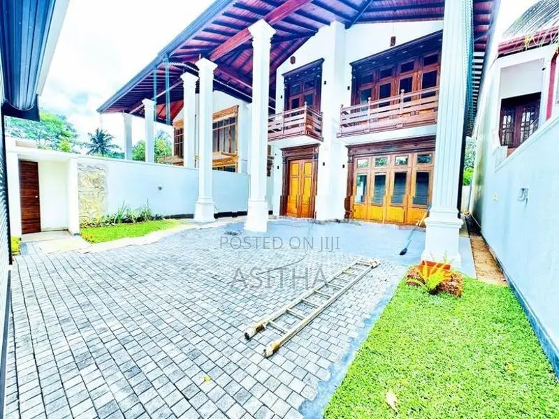 සම්පූර්න ගඩොලින් සහ තේක්ක නැදුන් කුබුක් දැව යෙදු අනර්ඝ නිවසක් පිලියන්ද