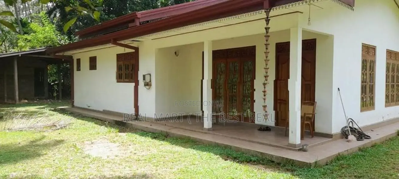Padukka : 95.1 Perch Coconut Land with 4 Bedrooms House for Sale