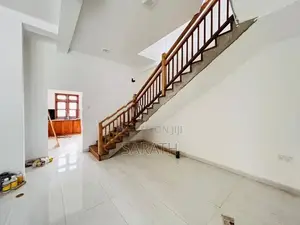අලුත්ම දෙමහල් නිවසක් අතුරුගිරියෙන්