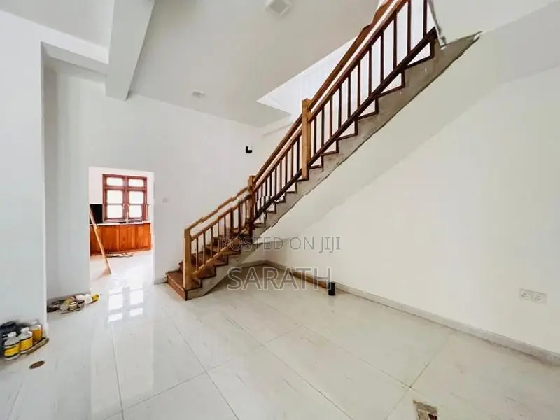 අලුත්ම දෙමහල් නිවසක් අතුරුගිරියෙන්
