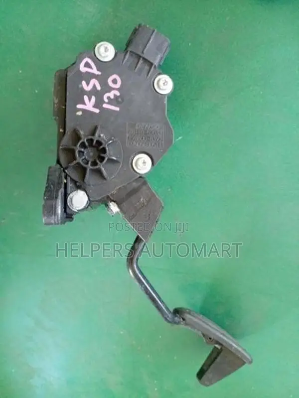 toyota vitz ksp130 Accelerator pedal