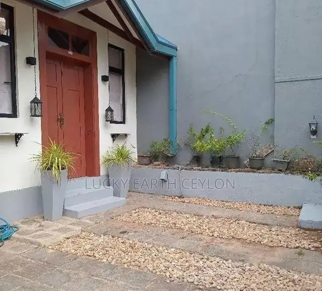 Athurugiriya Single Storey House with Builting Plunge Pools (ZMS3011)