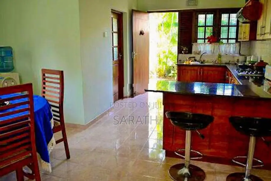 Luxurious Spacious House sale Talawatugoda