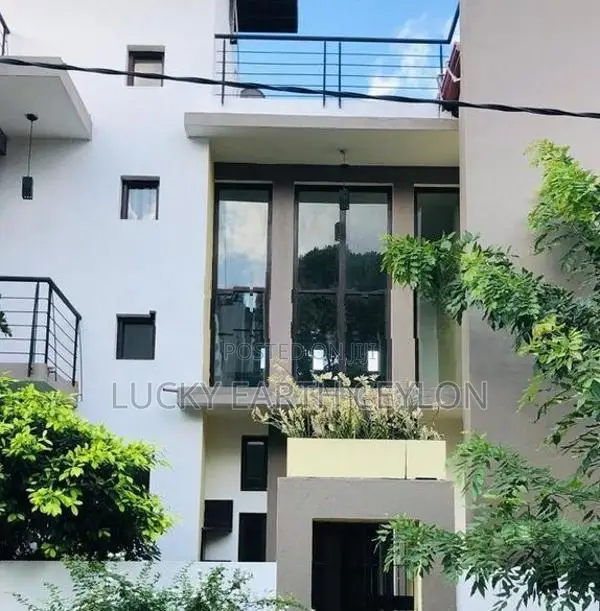 Sale Malabe, Luxurious 3 Story House With Rooftop (MGS2032)