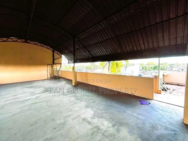Warehouse For Sale in Mount Lavinia