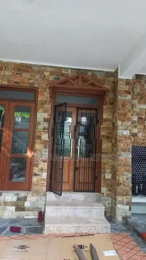 Luxuriously Built 3-Story House – Raggawatta, Kaduwela | SH15293