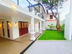 ලස්සන ණවමාදිලිවයේ ළස්සන දෙමහල් නිවසක් විකිනිමට පන්නපිටිය