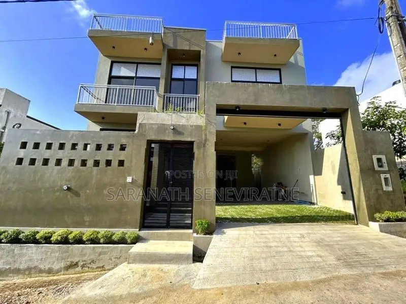 BrandNew Modern House Located in a Gated Community Piliyandala Madapat