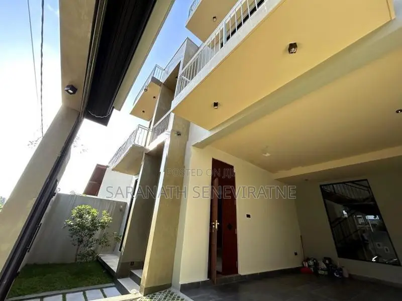 BrandNew Modern House Located in a Gated Community Piliyandala Madapat