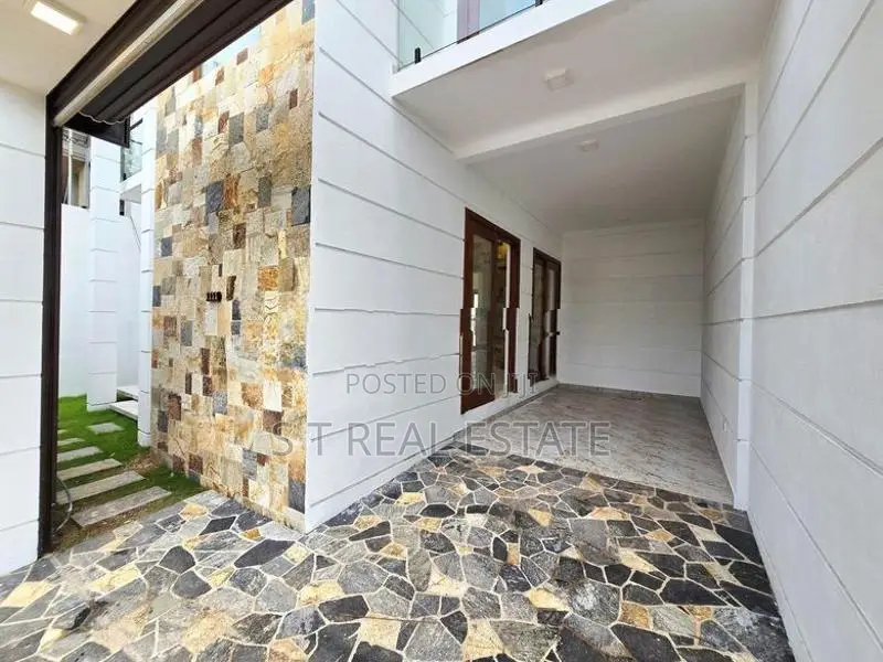 Modern Luxury 3 Storey House for Sale in Piliyandala