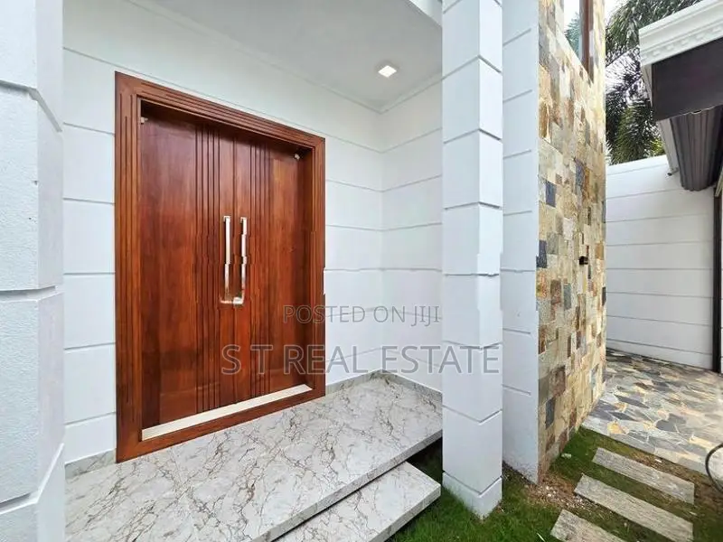 Modern Luxury 3 Storey House for Sale in Piliyandala