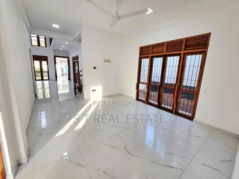 Newly Build Luxury 3 Storey House for Sale in Piliyandala