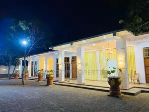 (AF578) 05 Bed Bath Hotel Sale At Kataragama