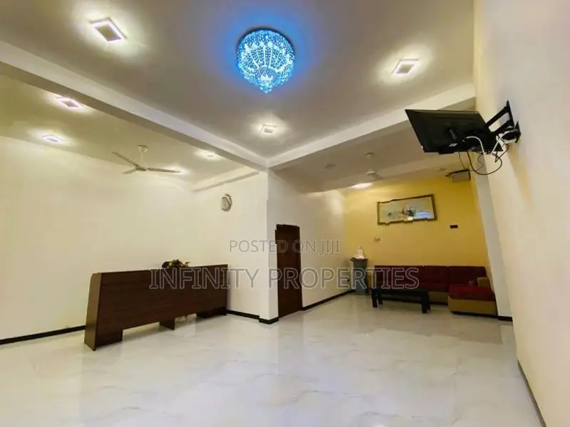 (AF578) 05 Bed Bath Hotel Sale At Kataragama