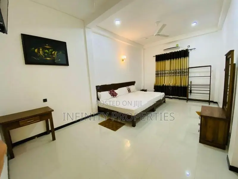 (AF578) 05 Bed Bath Hotel Sale At Kataragama